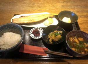 「魚肴酒場よし」さんで焼き魚定食ランチを食べてきました